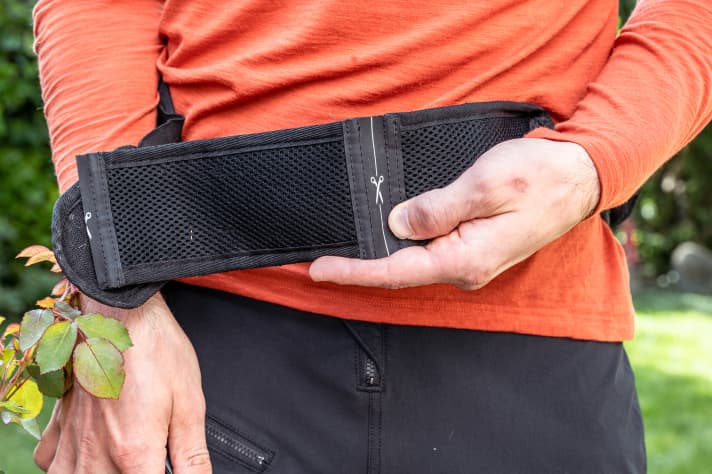 Der lange Gurt lässt sich an zwei Stellen kürzen und passt wirklich fast für jeden Hüftumfang.