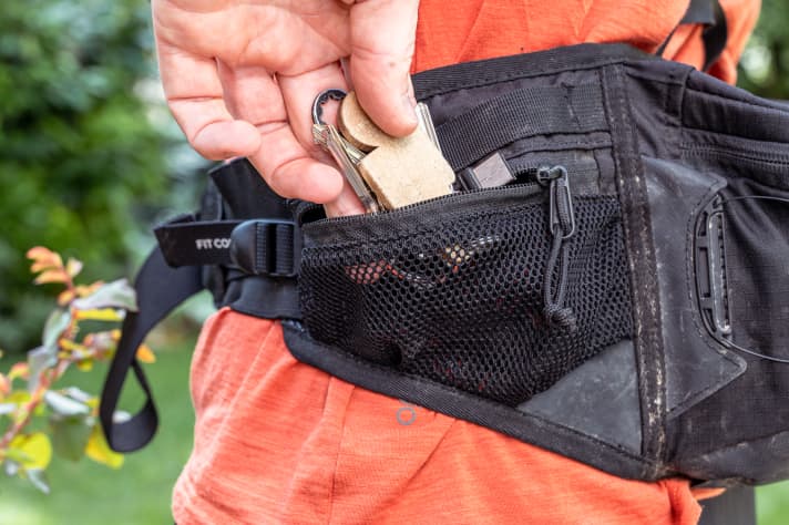 Schnellen Zugriff gibt’s bei der seitlichen Mesh-Tasche.