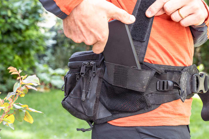 The smartphone holder is one of the highlights of the Ergon hip bag and is really extremely practical.