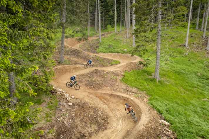 Kurven statt steil abfallender Trail-Gerade: Das soll Bremswellen vorbeugen.