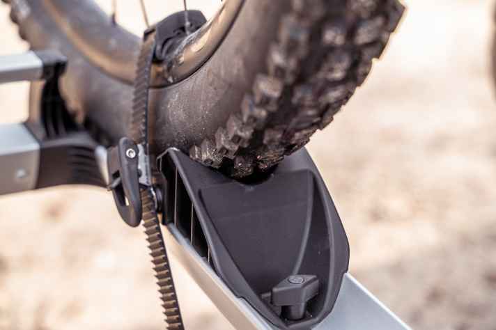 Auch breite Reifen werden sicher von den Radschuhen gehalten