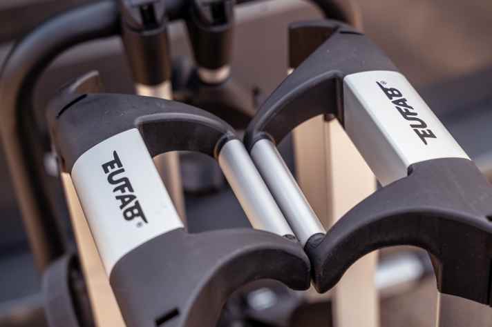Die Schienen des Eufab formen einen Griff. Damit lässt sich der nicht ganz leichte Fahrradträger gut transportieren und auf die Kupplung hieven