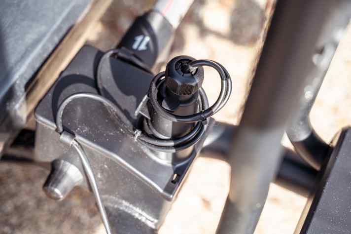 Direkt an der Kupplung ist der Stecker ideal aufgehoben