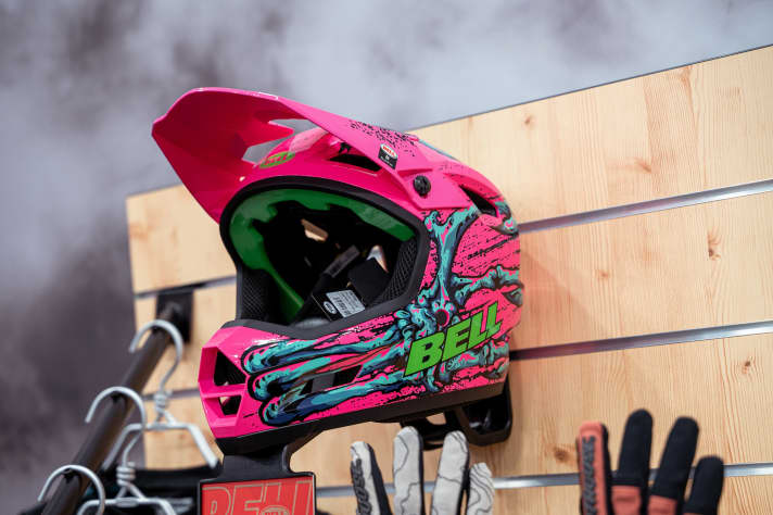 The new Bell Sanction 2 is particularly sleek in a special paint finish.