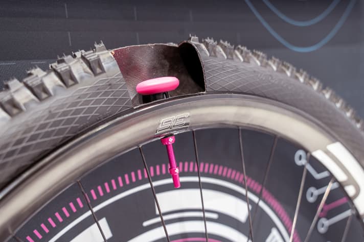 Im Innern des Reifens ist ein Apple Airtag mit dem Muc Off Stealth Tubeless Tag-Halter wirklich gut versteckt.