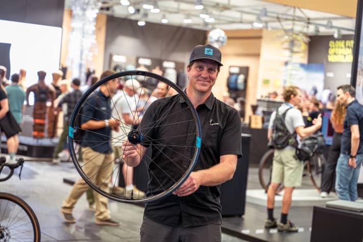 Ob das Nylon in den Forge + Bond Carbonlaufrädern wirklich auch besser dämpft, als die Konkurrenz mit Epoxit, werden wir demnächst in einem BIKE Test herausfinden.