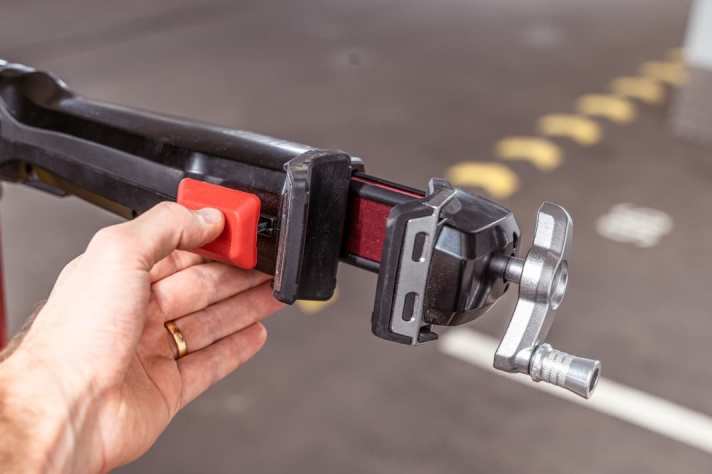 Drückt man den roten Knopf springt die Klemmung automatisch in die offene Position.