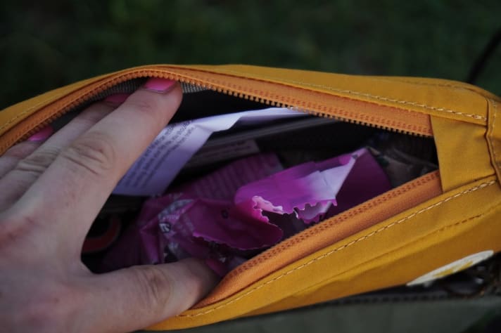 Zwei-Wege-Reißverschluss und große Öffnung helfen, den Überblick über den Tascheninhalt zu behalten. Außerdem lassen sich Kleinteile in kleinen Mesh-Taschen verstauen.