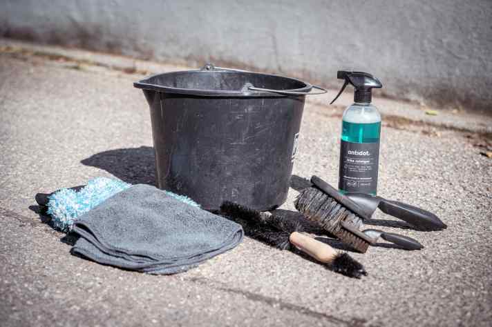 Brush set, wash mitt, cleaning bucket and microfibre cloth - you're ideally prepared for washing your bike.