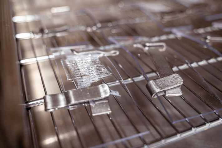 L'aluminium, l'aluminium anodisé et le polycarbonate sont souvent attaqués par les produits de nettoyage. Sur l'image, on voit des fissures de tension telles qu'elles peuvent apparaître sur les phares.
