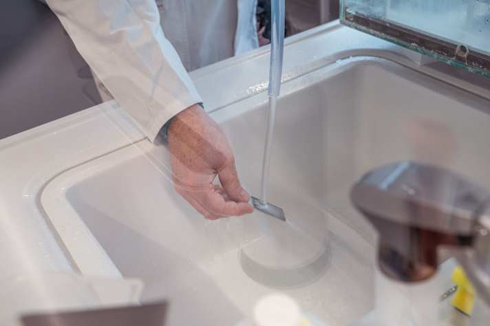 Unter dem Wasserstrahl zeigt sich schon klar, ob ein Reiniger eher gut oder schlecht wirkt