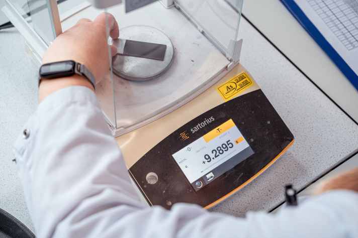 Wir wollten’s genau wissen: Die Feinwaage zeigt, wieviel Schmutz der Reiniger tatsächlich gelöst hat