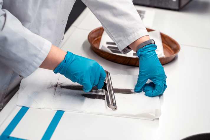 Einfachen Straßenstaub löst jeder Reiniger. Wir setzen auf ein hartnäckiges Gemisch aus Öl, Fett und definiertem Straßenschmutz