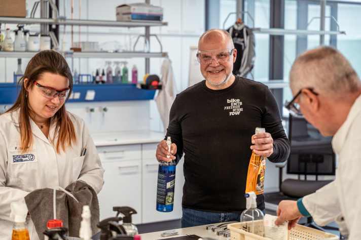 Good bottle, bad bottle - TOUR editor Matthias Borchers checks the handling, spray pattern and adhesion of the cleaners