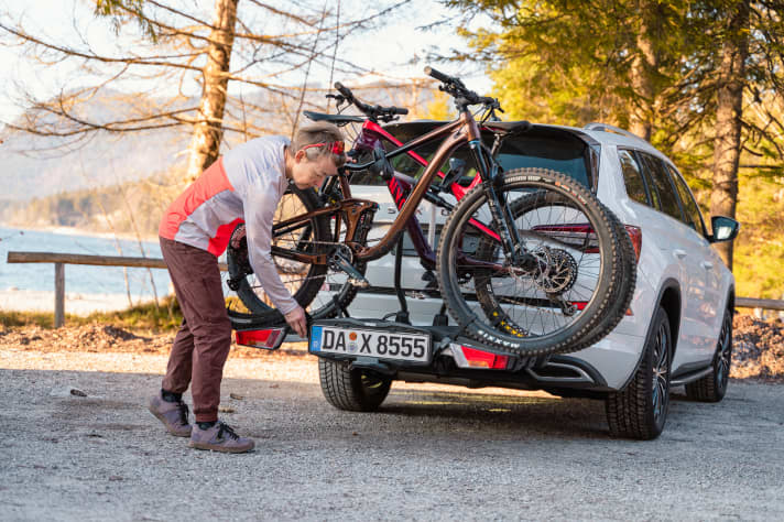 Fahrräder, die in der Breite über die Heckleuchten hinausreichen, hätten laut der geplanten Verordnung in Italien nicht mehr auf dem Heckträger transportiert werden dürfen.