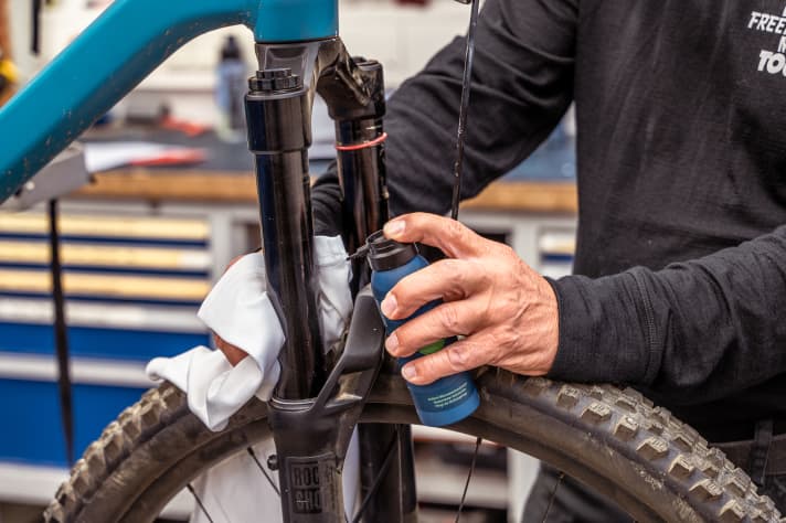 A little oil spray on the stanchions improves the response behaviour. Caution: wipe dry again before the next ride.