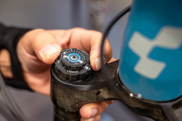 Simple but effective: you can significantly improve performance with just a few clicks of the compression and rebound damping.