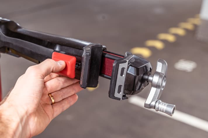 If you press the red button, the clamp automatically jumps to the open position