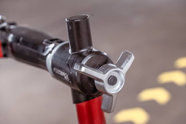 The rear turning wheel has also been redesigned and is now larger. It runs easily and smoothly and secures the boom reliably