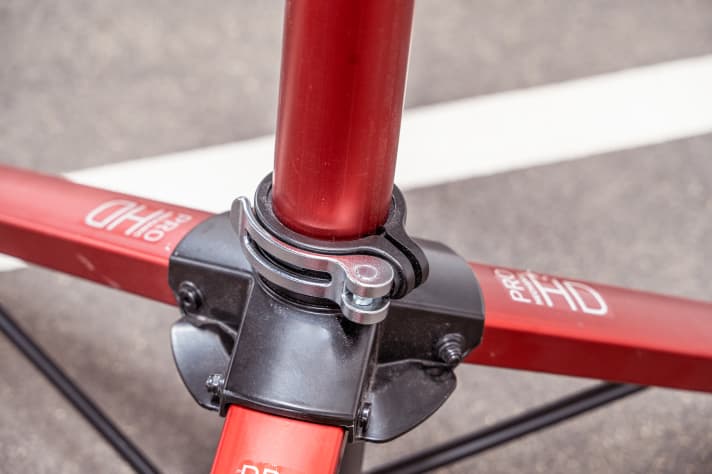 The feet are fixed in the extended or retracted position using quick-release levers. They are perfect for handling