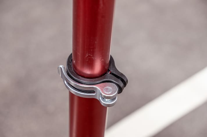 The telescopic tube can also be unlocked using the quick-release mechanism and then adjusted between 107 and 170 mm