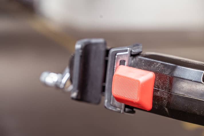 Buzzer drücken und schon kann man das Bike aus dem Workstand hieven.