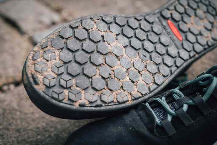 Profil und Gummi der Sohle sind vor allem eins: very grippy! Leider ist die Sohle aber auch wenig stabil und windet sich auf dem Pedal