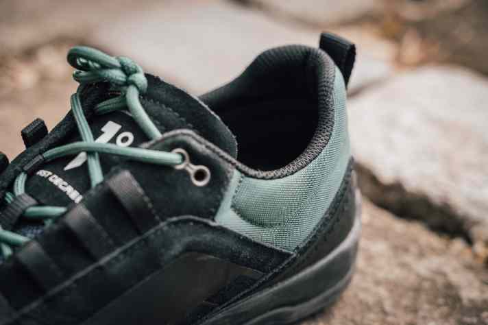 Der Flite ist recht flach geschnitten, die Knöchel liegen komplett frei, die Ferse hat nicht ultimativ viel Halt