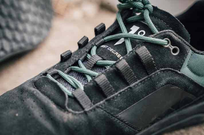 Besonderheit bei der Schnürung: Die Schnürsenkel lassen sich innen oder außen einfädeln. In der Praxis ist der Unterschied aber eher gering