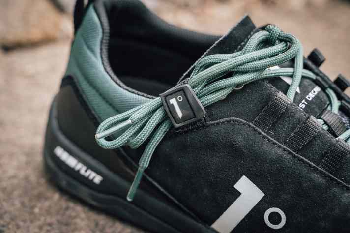 Clevere Idee, mäßige Umsetzung: Die Öse für die Schnürsenkel ist etwas eng geraten