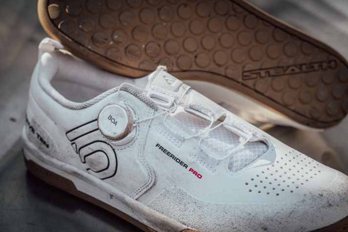 Despite only one Boa wheel, the lacing works very well and fixes the feet properly in the shoe