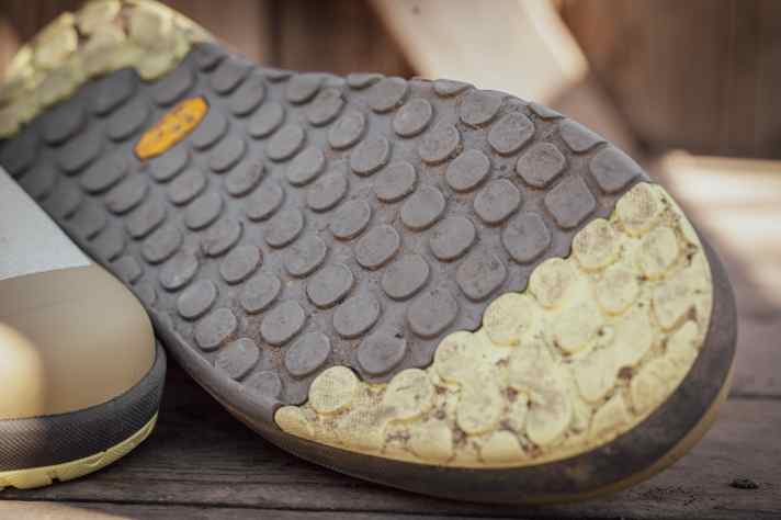 Die Sohle ist trotz Vibram-Gummi kein Grip-Wunder. Auch das Profil verbeißt sich nicht ultimativ mit den Pins