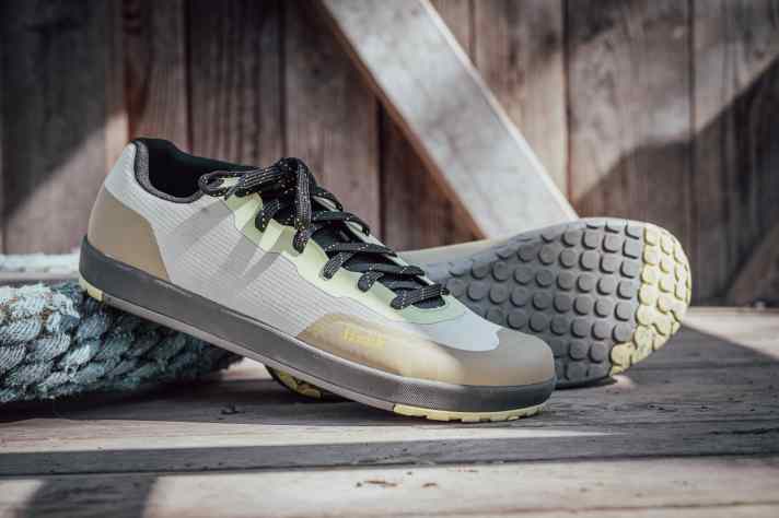 The Fizik Gravita Versor Flat is the lighter trail version in the Italian brand's range with a flat cut and robust material