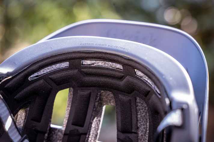 The padding is slightly sharp-edged on the forehead, which can lead to friction