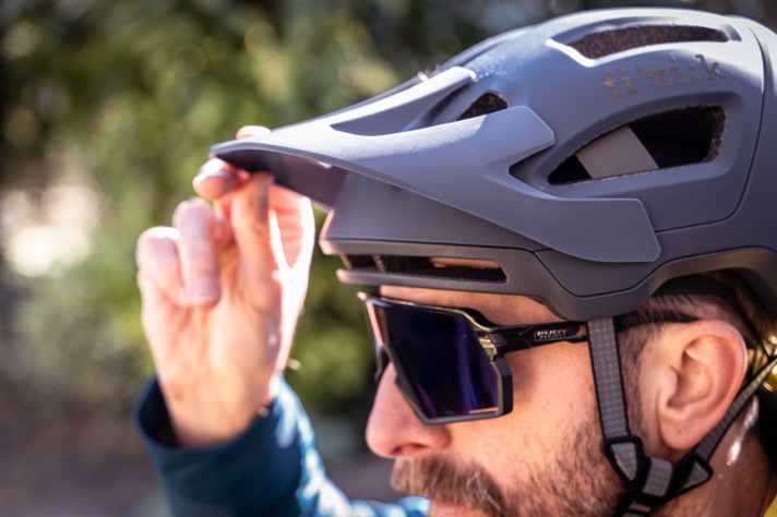 The visor can be easily adjusted in height