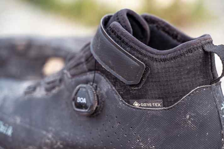 Gore-Tex mambrane, fleece lining and slightly raised shaft - the ingredients for classic MTB winter shoes