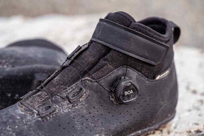 Nicht optimal gelöst: Der Boa-Verschluss passt den Schuh zwar sauber an den Fuß an. Die Klettlasche hat aber mehr optischen Wert, als dass sie den Halt im Schuh verbessert
