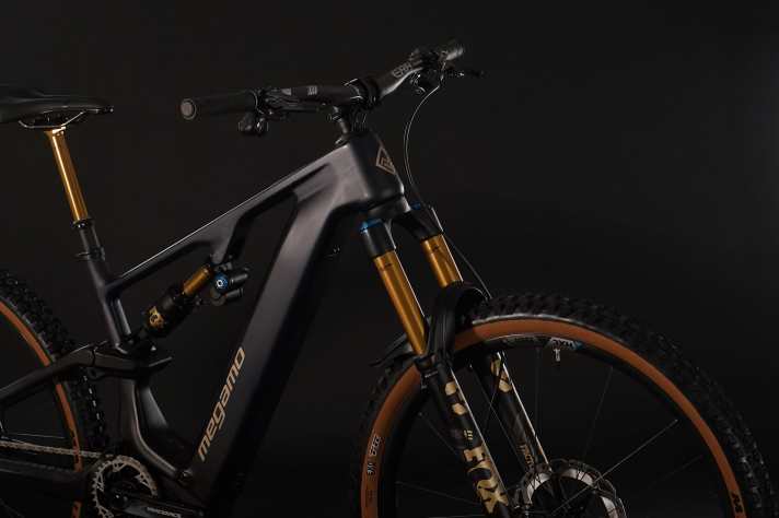 A 38 mm fork, also with 160 mm travel, brings enduro attitude.