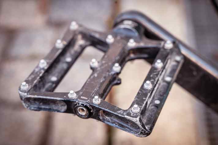 Die geraden Pins hier an einem Syntace-Pedal sind schonender zu den Schuhen aber auch nicht maximal griffig