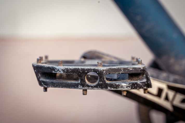 Shimano's XT pedals with a flat footprint work much better with longer pins