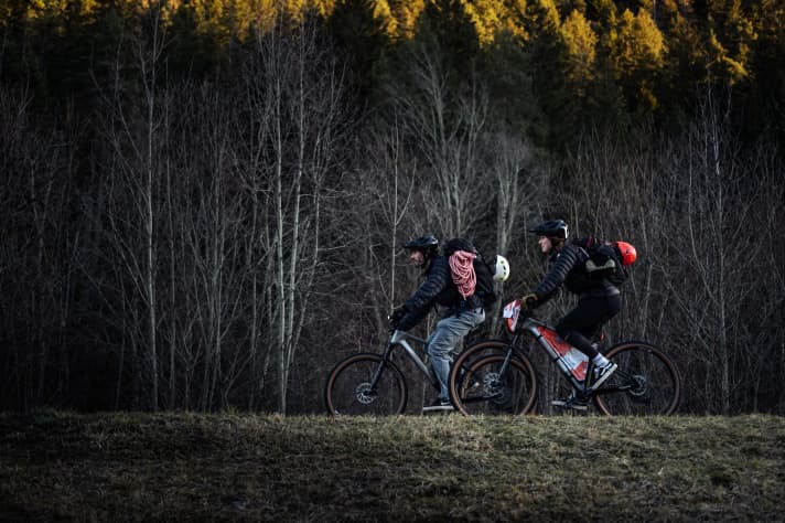 Auf dem Weg zum Kletterspot und beim Bikepacking soll die Vielseitigkeit des Focus Raven punkten.