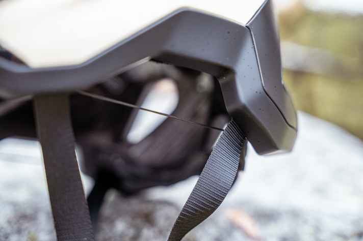 The thin pull cable could cause pressure points on some sensitive heads
