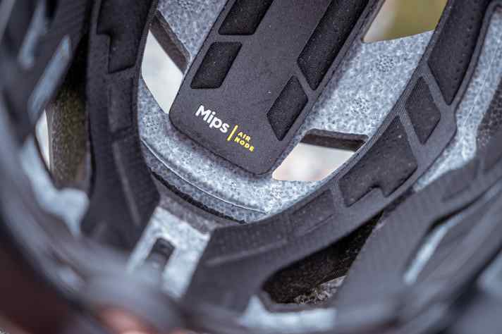 The lighter Mips system is now integrated into the padding, which saves weight