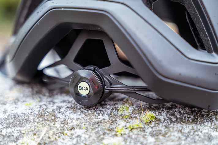 Smooth-running and easy to grip. The Boa adjustment system is new on board