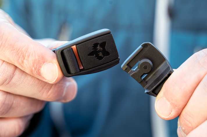 The magnetic buckle from Fidlock makes handling much easier