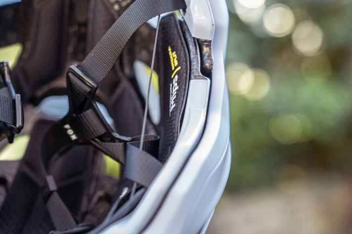 The double-shell Mips construction, in which the outer and inner parts of the helmet shell rotate against each other, is also to blame for the high weight.