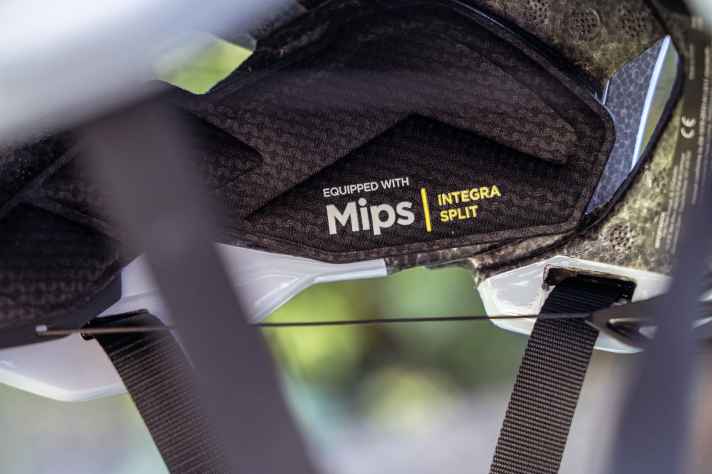 Bei Fox ist das Mips System besonders aufwändig in die Helmschale integriert