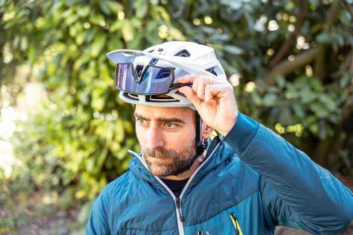 Praktisch: Eine Gummierung in den Lüftungsöffnungen sorgt für sicheren Halt, wenn die Brille im Uphill unter dem Visier verstaut wird