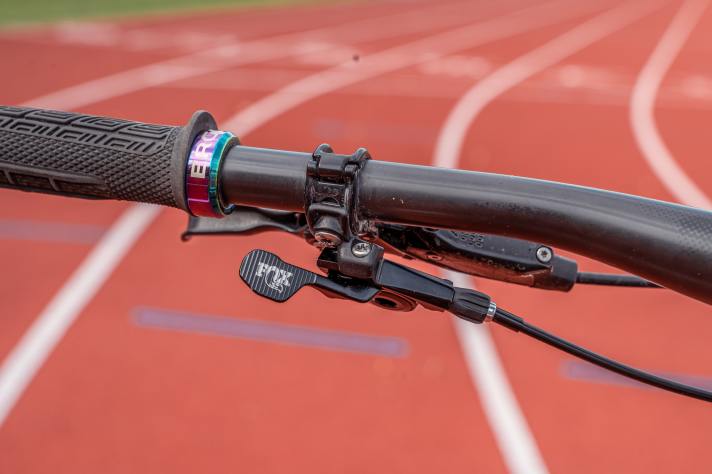 Die Riffelung am Daumenpaddel bietet guten Grip. Bei der Positionierung ist man mit dem Hebel der Fox Transfer etwas eingeschränkt.