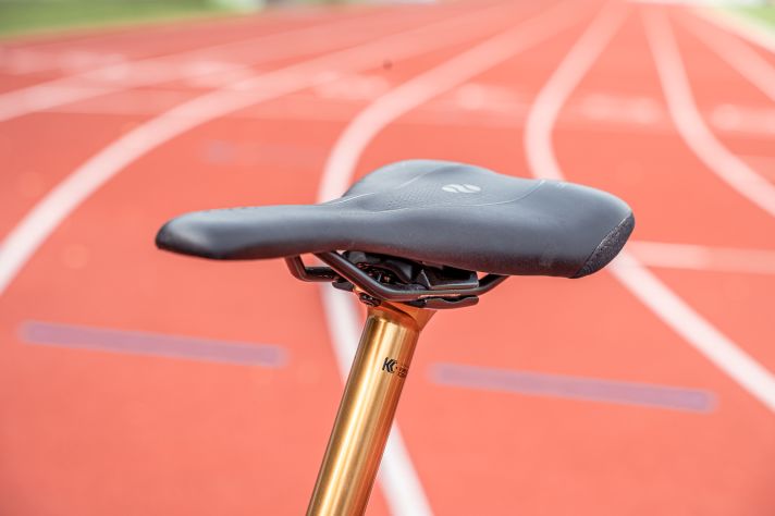 Die Stütze läuft tatsächlich äußerst geschmeidig. Lediglich der Sattel hat schon zu Beginn minimales Spiel.